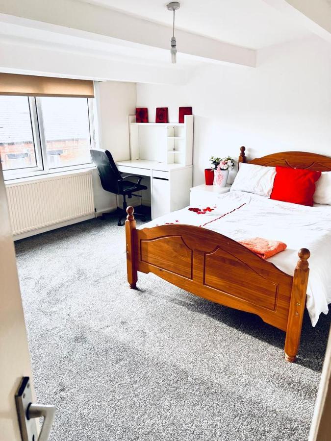 Private Room Close To Leeds University And City Centre エクステリア 写真